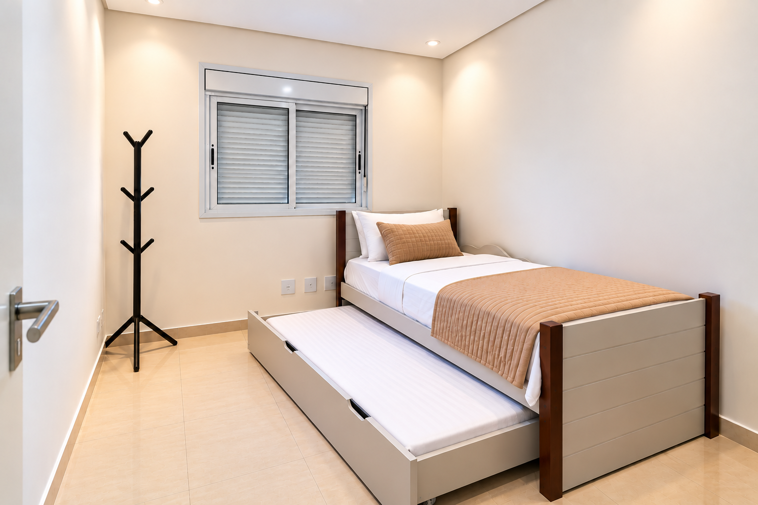 Terceiro quarto com cama de solteiro, bicama aberta embaixo